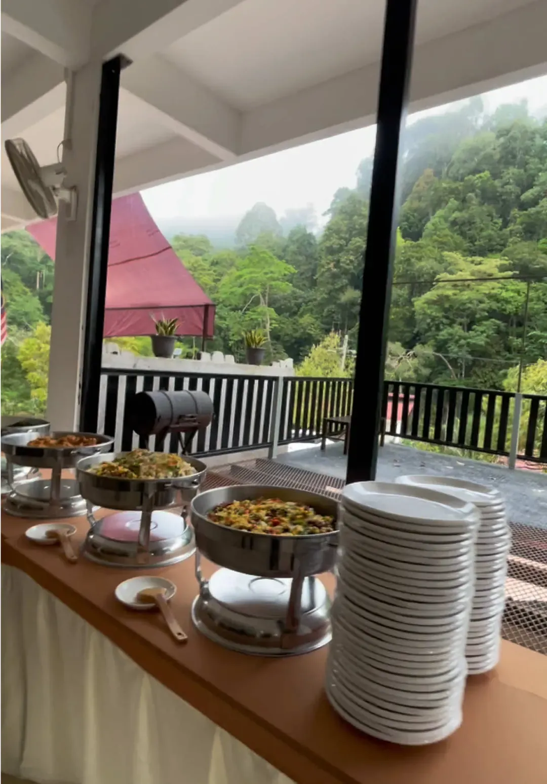 Sarapan di beranda menghadap bukit