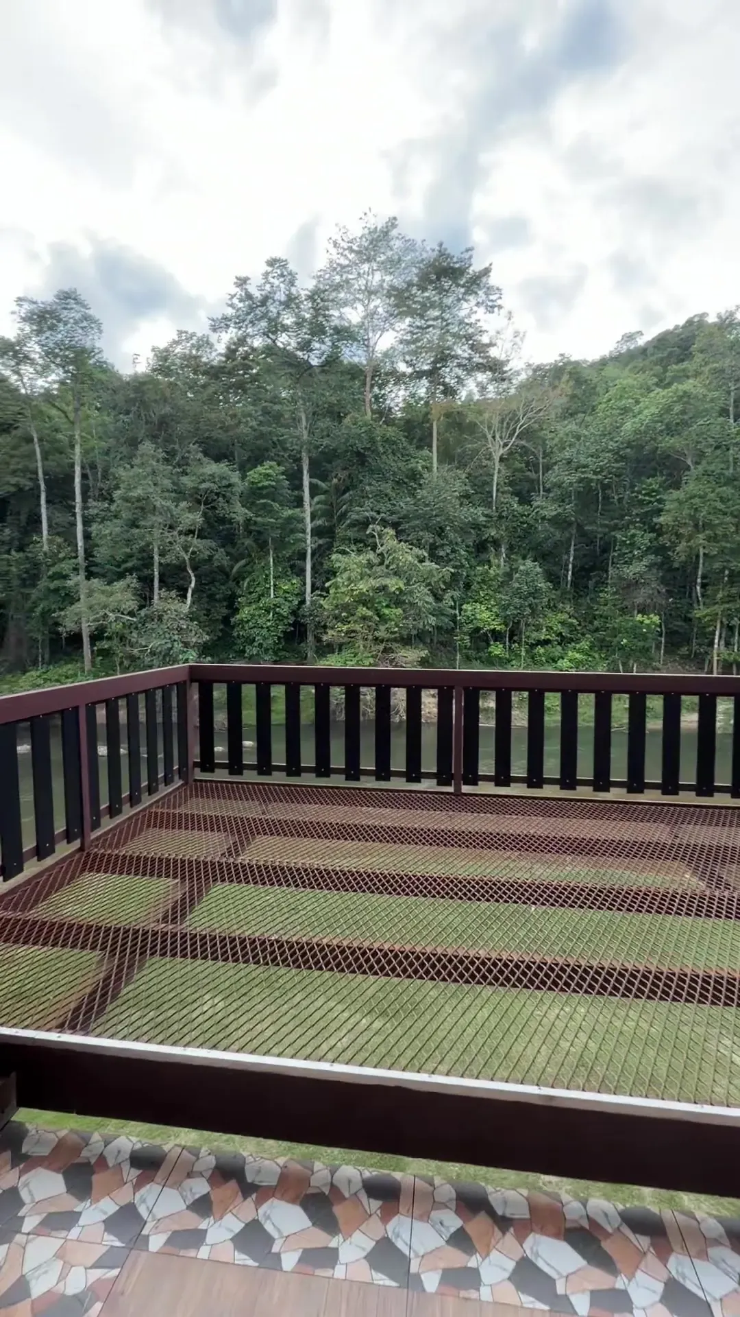 Dek kayu menghadap hutan