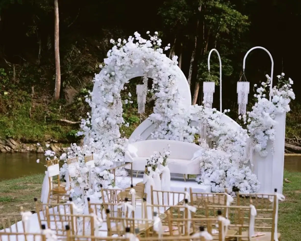 Pelamin bunga putih untuk majlis tepi sungai